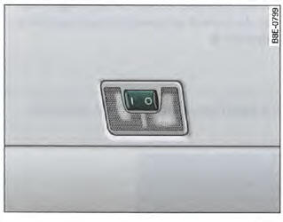 Vue partielle de la partie supérieure du coffre à bagages : éclairage du coffre à