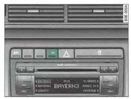 Vue partielle de la console centrale, commande du système d'aide au stationnement