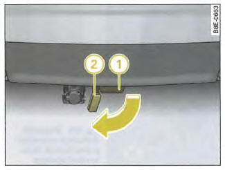 Zone du parechocs arrière : ouverture du bouchon obturateur