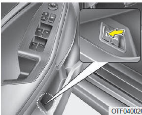 Ouverture du volet du réservoir de carburant