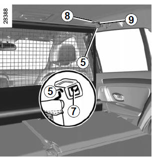 Derrière les sièges avant