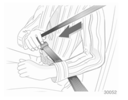 Tirer la ceinture hors de l'enrouleur, la