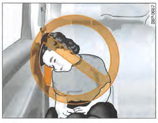 Position assise d'un enfant non attaché, mis en péril par l'airbag latéral