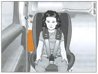 Enfant attaché dans un siège pour enfant conformément aux normes de sécurité
