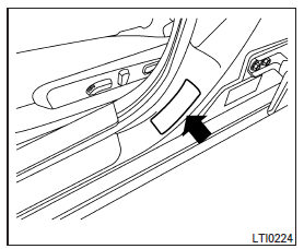 La pression des pneus à froid est indiquée sur